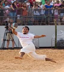 En el juego de pelota en méxico antiguo prehispánico las canchas del juego eran construidas en forma de una i mayuscula con dos muros uniformes de 7 metros y medio de alto que formaban los lados. Juegos Mundiales De Los Pueblos Indigenas Las Imagenes De Los Deportes Mas Curiosos