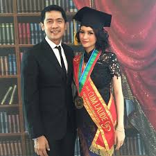 Berikut 5 rekomendasi gaya foto yang bisa kamu lakukan dengan mudah bareng pacarmu, romantis tetapi tidak norak, lho! So Sweet 9 Artis Ini Bahagia Ditemani Pasangan Saat Wisuda