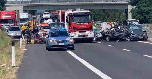 Tragedia nella prima mattinata di oggi lungo l'autostrada a1, intorno alle 6.30, vicino all'area di servizio di badia al pino, nel comune di civitella in valdichiana (arezzo). Arezzo Incidente Stradale In A1 Quattro Morti Due Sono Bambini Di 10 Mesi E 10 Anni Trasportati In Ospedale I Sette Feriti Il Fatto Quotidiano