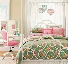Los cuadros para cuartos de chica se pueden combinar con diferentes formas y colores para hacer un mosaico. Pin De Making Here Home En Bedrooms Habitaciones Juveniles Habitaciones Infantiles Decoracion De Habitaciones