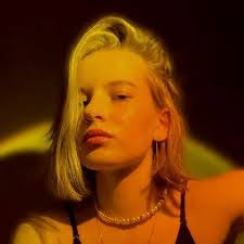 Anastasia Wise's Instagram, Twitter & Facebook