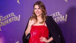 Csobot Adél piros ruhában csillogott filmje premierjén: így pózolt a vörös  szőnyegen - Hazai sztár | Femina