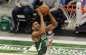 Ο greek freak δεν πατούσε καλά στην. Milgoyoki Mpaks Me Skoyriasmeno Antetokoynmpo Glitwsan Thn Aytoktonia Video