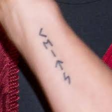 Elsa pataky pelo corto tatuajes inguz famosas tattoo tattoos wikinger symbol nordische runen symbole bedeutung ein peinados ihre maquillaje cristina. Elsa Pataky Writing Forearm Tattoo Steal Her Style