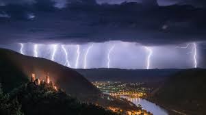Donder is het geluid dat tijdens onweer gehoord wordt door de ontlading van de bliksem. Brabanders Horen Klik Voor Bliksem Hoe Kan Dat Weer Nl