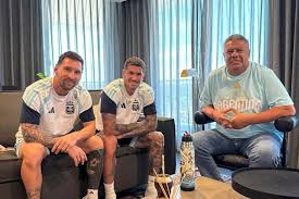 Mundial 2026: Chiqui Tapia volvió a la foto cábala con Messi y De Paul antes del debut de la selección argentina