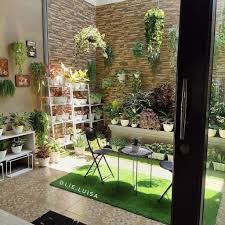 Taman jika diberi kerikil atau batuan kecil dengan beragam bentuk ini bisa jadi lebih artistik dan tampak natural. Mungil Tapi Cantik Desain 25 Taman Minimalis Di Teras Depan Rumah Yang Sederhana