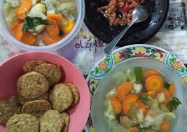 Tumis irisan bawang dan daun sop, masukkan kedalam rebusan sayur sop tadi. Cara Gampang Menyiapkan Sayur Sop Tempe Goreng Dan Sambel Bawang Yang Bikin Ngiler