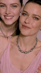 Tuffatevi nell'estate, proprio come una tartaruga marina nell'oceano 🌊 Con  le sue sfumature blu, questo charm pendente in vetro di Murano donerà luce  e...