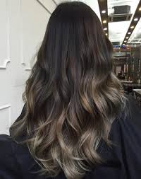 Si applica il colore con un pennello su alcune ciocche di capelli. Top 50 Migliori Idee Per Capelli Balayage Nel 2022 Capellidistile It