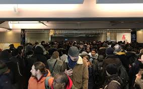 Plusieurs centaines de personnes ont manifesté dans le calme ce jeudi 19 décembre à paris, entre la gare de lyon et la gare de l'est. Le Parisien On Twitter Greve En Raison Du Blocage D Un Tiers Des Depots De Bus Les Quelques Bus Mis En Circulation A Paris Ont Ete Pris D Assaut Par Des Milliers D Usagers