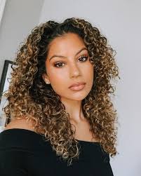 GIVEAWAYYY TIME! 💖 Putting a surprise Valentine's Day box together for my  babes! Tag 2 friends in the comments (share this pic