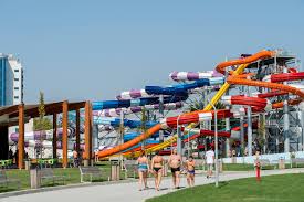 Enjoying a smart design and in line with the latest technologies, aquapark nymphaea encompasses over an area of 7 hectares a fascinating wor. Un Complex De 6 Tobogane Aquapark Nymphaea Oradea Facebook