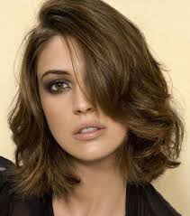 والذي يعتمد على قص الشعر بطريقة قد تعرفنا على قصات شعر كاريه طويل والتي هي من أشهر القصات، وكثير من الفتيات يحبونها، كما أنها من القصات الأكثر جراءة. Ø§Ø¬Ù…Ù„ Ù‚ØµØ§Øª Ø´Ø¹Ø± ÙƒØ§Ø±ÙŠÙ‡ Ù…Ø¯Ø±Ø¬ Ù‚ØµÙŠØ± Yasmina