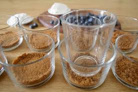 Remuez le tout précautionneusement et répartissez le mélange sur la base cuite. Le Cheesecake Aux Myrtilles Et Speculoos Sans Cuisson Be Frenchie