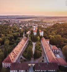 The town lies roughly 15 km southeast of aue, and 35 km southwest of chemnitz. Rfhytpiqtbsdum