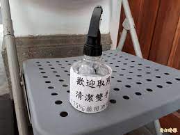 異丙醇是溶解範圍廣泛的 極性 化合物。 相較於其他溶劑，它也很快蒸發，且相對無毒。 因此，它被廣泛用作溶劑和作為清洗液，尤其是用於溶解油。 Cepxrgbgbvpvm