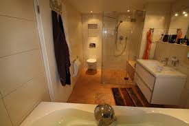 Die meisten badezimmer sind entweder mit einer dusche oder mit einer badewanne ausgestattet. Referenzen