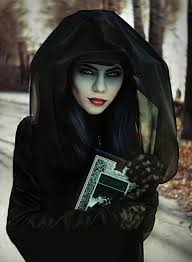 Bram stoker erschuf 1897 mit dieser geschichte einen wahrlich unsterblichen vampir. Beautiful Evil Witch Women In Black Halloween Kostume Und Schminke 40 Ideen Aus Wahren Ho Halloween Kostume Damen Kostum Hexe Halloween Kostume Und Schminke