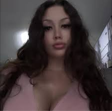 Does anyone else watch munkbang videos when they be hungry 😂 I be laying  in bed watching them just grunting to myself cause I want it 😭