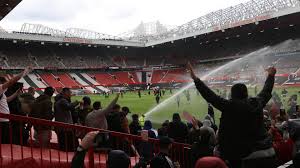 Team news, predicted xis, key man and odds the 4th official (weblog)22:26. Manchester Utd V Liverpool Postponed After Football Fans Protest On Old Trafford Pitch Bbc News