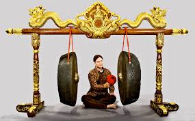 Gamelan adalah himpunan alat muzik yang biasanya menonjolkan metalofon, gambang, gendang, dan gong. 5 Jenis Alat Muzik Tradisional Orang Melayu Iluminasi