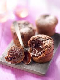 Fondant Au Chocolat Coeur Coulant Aux Caramels Mous Recette Recette Recette Gateau Facile Recette Fondant Au Chocolat Carambar Caramel