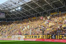 Schon mehr als 15 000 tickets für hsv gegen dresden verkauft. Dynamo Dresden Wohl Vor Rund 10 000 Fans Gegen Den Hsv Liga3 Online De