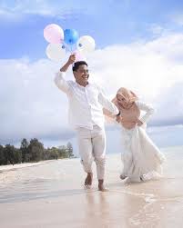 Payung, benoa, kuta selatan, kabupaten badung, bali.pantai ini memiliki pasir putih yang sangat halus dan bersih lengkap dengan deburan ombak pantainya yang biru dan indah. 15 Foto Prewedding Kekinian Unik Islami Casual Romantis