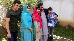 Malala yousafzai was born on july 12, 1997 in pakistan. Malala Yousafzai Im Ausland Geliebt Zu Hause Verleumdet Asien Dw 31 03 2018