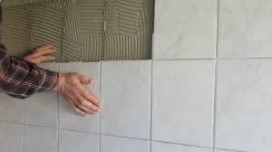 Möchte man fliesen reparieren, die gesprungen sind. Fliesen Losen Sich Im Badezimmer Von Der Wand Youtube
