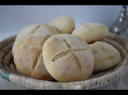 Ik Heb Weer Een Typisch Traditioneel Marokkaans Recept Voor Jullie Klaarstaan Brood Is Erg Belangrijk In De Marok Voedsel Ideeen Marokkaanse Recepten Broodjes