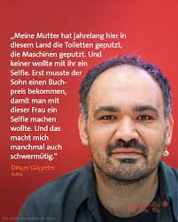 📚 Dinçer Güçyeter hat mit seinem Roman „Unser Deutschlandmärchen“ eine  vielstimmige Familiengeschichte geschrieben, die auch eine Hommage an die  eigene Mutter und das Leben vieler Gastarbeiterinnen ist. 👏 Dafür bekam er  2023