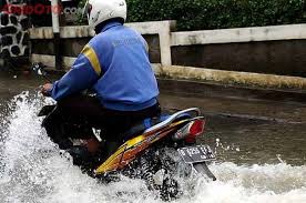 Di standarin samping pasti jatuh,apalagi saya lewat jalan penuh polisi tidur sampe cape. Ingat Jangan Sekali Kali Nyeker Saat Riding Di Kondisi Hujan Gridoto Com