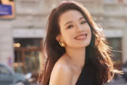 Thói quen giúp Bond Girl 74 tuổi vẫn mặc vừa váy áo thời con gái