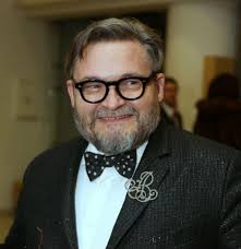 Родившись в интеллигентной семье, где отец, александр павлович, работал главным художником московского театра, а мать, татьяна ильинична. Aleksandr Vasilev Bogatye Zhenshiny Oplatili Mne Yubilej Starhit Ru