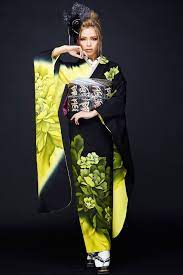 グラマラス系振袖 黒 イエロー mode 成人式振袖は 派手で目立つモード系振袖 振袖 黒 成人式 振袖 振袖