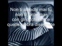 Ambrose young è bellissimo, alto, muscoloso, con lunghi capelli che gli arrivano alle spalle e uno sguardo che brucia di desiderio. Giorgia Come Un Girasole Youtube