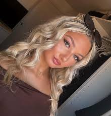 Dixie York's Instagram, Twitter & Facebook