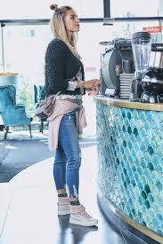 Cooler Streetlook Herbstliche Sneaker Jeans Umgebundene Jacke In Kombination Mit Einer Kuscheligen Jacke Und Half Bun I Mode Schuhe Online Shop Denim Look