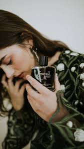 From its gorgeous, mossy green juice color to its crisp, effervescent  lineup of essences, Emerald Moss is a shining star from our Reserve Series  collection. ✨ We find its clean, uplifting scent ...