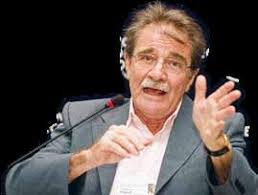 vejecido al país a través de las centrales obreras tan criticadas, del  Gobier- no tan puesto en duda y de los sectores empresa