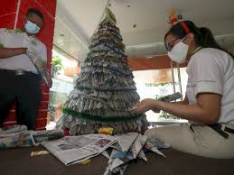 Kreasi natal dari pita jepang / hiasan kamar dari pita jepang : Foto Pohon Natal Dari Kertas Koran Bekas Indozone Id