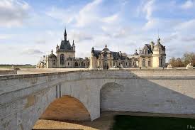 Le Pont Du Roi Et L Esplanade Du Chateau De Chantilly Oise Building Big Mansions Chateau