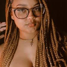 Brenda Mallet's Instagram, Twitter & Facebook