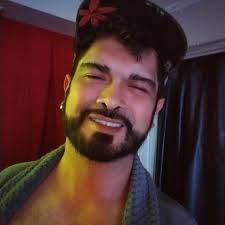 En 1 frase, que no dio ni para párrafo, hablan del episodio del hijo. Sería  todo