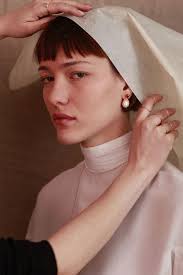 Qué tiene que ver el fenómeno 'The Handmaid's Tale' con la tendencia  'amish' que invade la moda?