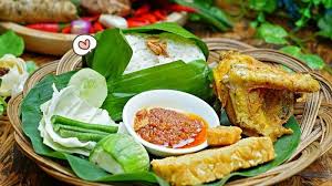 Ada berbagai macam lauk yang cocok untuk menikmati kelezatan nasi timbel, yaitu ikan asin tahu dan tempe, serta lalapan dan sambalnya. 5 Resep Nasi Timbel Khas Sunda Yang Nikmat Dan Lezat Yuk Coba Orami