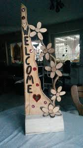 Turschild Welcome Aus Holz Mit Holzblumen Holzgeschenke Laubsage Vorlagen Weihnachten Holzblumen