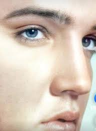 Were Elvis' eyes really blue or did he wear contacts?